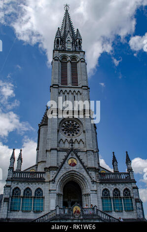 Lourdes, Francia; agosto de 2013: detalles diferentes, el Santuario de Lourdes en Francia