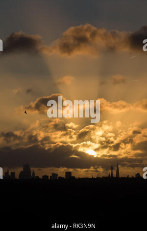 Londres, Reino Unido. 9 de febrero de 2019. El clima del REINO UNIDO: Vista del skyline londinense de Wembley Park sol detrás del Shard y Torre BT. Crédito: Amanda rose/Alamy Live News