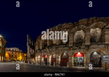 Vista nocturna de la arena en la Piazza Bra' en Verona; Arena di Verona, Verona, Véneto, Italia