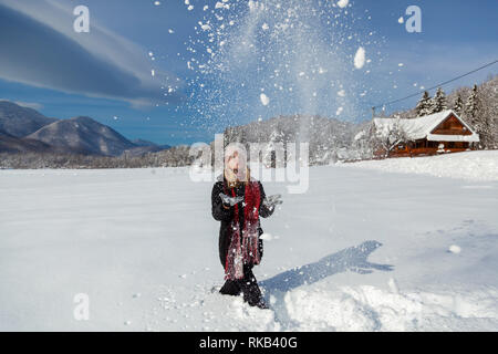 Diversión de invierno con nieve, en un día soleado en Lika, Croacia