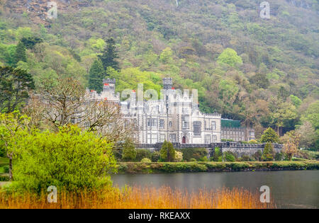 La abadía de Kylemore en Connemara, una región de Irlanda Foto de stock