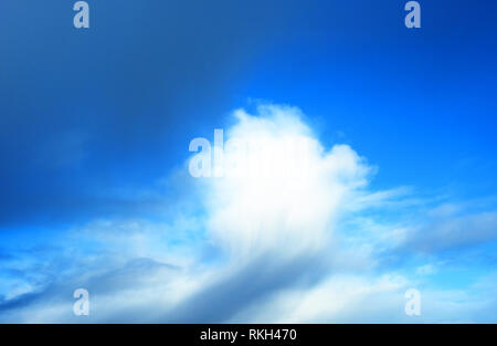 Nubes invernales contra un vívido cielo azul - John Gollop Foto de stock