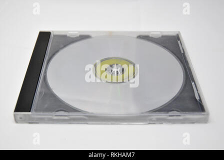 Un único disco compacto en un caso cerrado Foto de stock