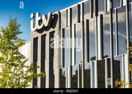 2 de noviembre de 2018: Los muelles de Salford, Manchester, Reino Unido - edificio de ITV con logo, hermoso día de otoño con el cielo azul claro, brillante follaje. Foto de stock