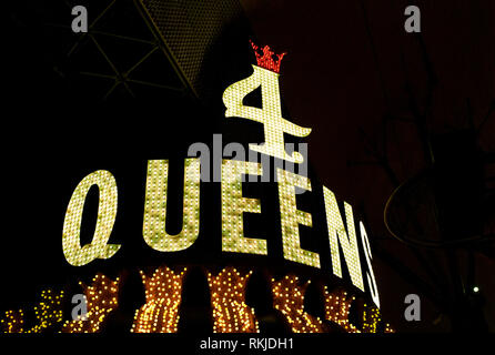 Las Vegas, Nevada - El 06 de julio de 2009: el cartel de neón dorado iluminado sobre la entrada del Four Queens Casino en la famosa calle Freemont.