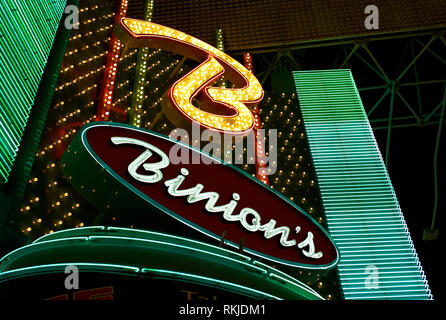 Las Vegas, Nevada - El 06 de julio de 2009: el cartel de neón que ilumina por encima de la entrada del Binion's Horseshoe Casino en la famosa calle Freemont.