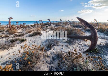 Cementerio de los anclajes. Monumento a los muertos de los pescadores de la industria atunera en Portugal. Baril beach, Santa Luzia, Algarve.