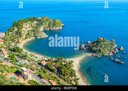 Seascape con playa y la isla Isola Bella (Isla Bonita) en Taormina. Sicilia, Italia Foto de stock