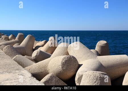 Rompeolas de hormigón y el Mar Adriático en Giovinazzo, Italia. Foto de stock