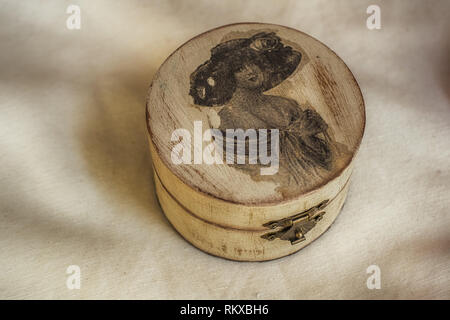 Joyero de madera vieja sobre un paño blanco antiguo, Cerrar vista Foto de stock