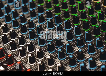 Equipo de estudio profesional para la mezcla de sonido. Ecualizador de  sonido Fotografía de stock - Alamy