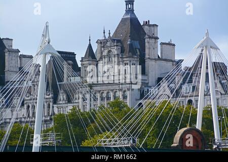 Vista parcial de la Hungerford y del Jubileo de Oro de puentes. En el fondo, el Royal Houseguards Hotel. Londres, Inglaterra, Gran Bretaña, Europa.