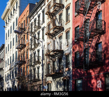 Bloque de viejos edificios históricos en la 5th Street en el East Village barrio de Manhattan en Nueva York NYC Foto de stock