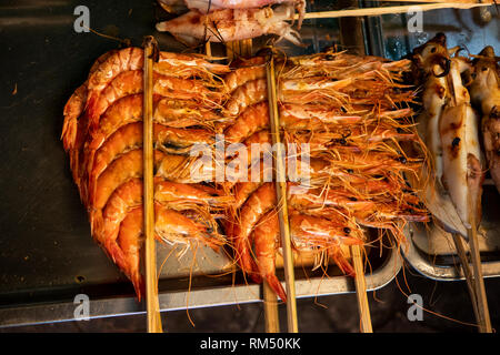 Camboya, en la provincia de Kampot, Kep, Iaps Kdarm, cangrejo de mercado frente al mar, restaurante de mariscos, gambas asadas Foto de stock