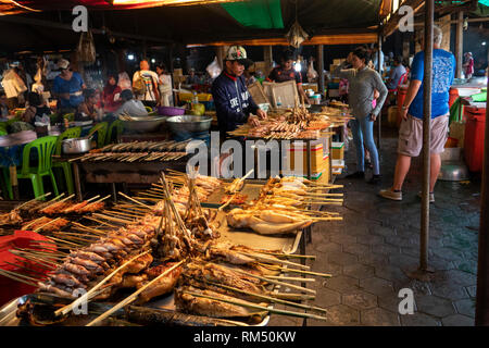 Camboya, en la provincia de Kampot, Kep, Iaps Kdarm, cangrejo de mercado frente al mar, restaurante de mariscos, pescado a la parrilla en la pantalla. Foto de stock