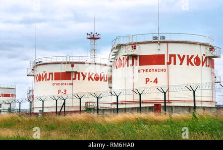 Región de Kaliningrado, Rusia, 1 de julio de 2018. Refinería de Lukoil. Unidades de refinería de petróleo. Complejo de la terminal petrolera de Lukoil LLC. Foto de stock