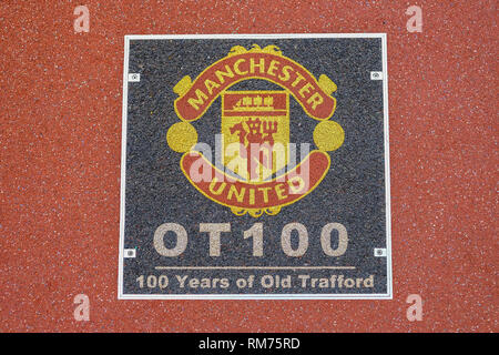 Old Trafford, Manchester, Inglaterra, Reino Unido - 20 de enero de 2019: piso carteles en el Manchester United Football Club para marcar la ocasión de los 100 años de O