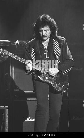 Uva arrebatar Retocar El guitarrista de Black Sabbath Tony Iommi se muestra realizando durante un  concierto 'live' apariencia Fotografía de stock - Alamy