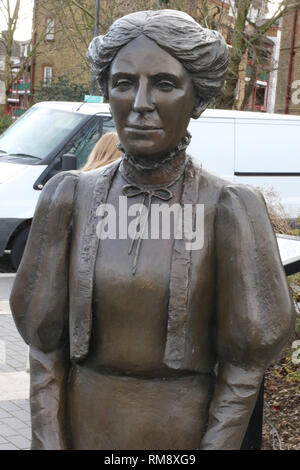 Estatua de Ada Salter, née Brown (20 de julio de 1866 - 4 de diciembre de 1942) en Bermondsey quien fue un reformador social inglesa.