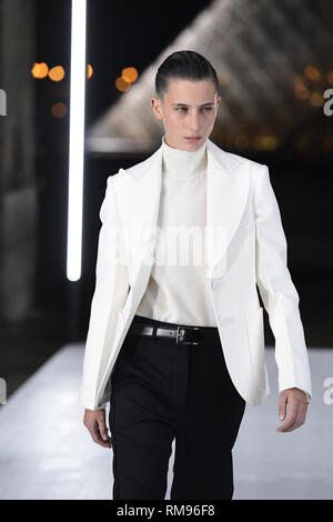 Louis Vuitton París listo para ponerse ropa de hombre Otoño Invierno Fur y  petos de envoltura Fotografía de stock - Alamy