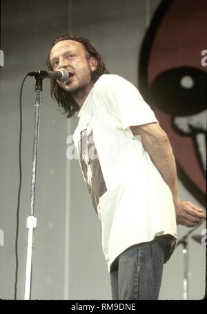 El cantante David Yow de la banda de rock alternativo The Jesus Lizard está demostrado actuar en el escenario durante un concierto 'live' apariencia. Foto de stock