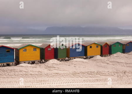 Cabañas de playa multicolor en la playa con el océano en el fondo Foto de stock