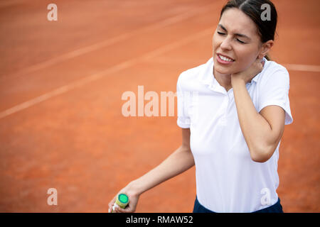 Mujer, jugador de tenis y piernas estiradas en la cancha de tenis