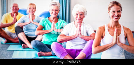 Instructor de yoga realizar con los ancianos Foto de stock