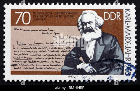 Rda - circa 1983: un sello impreso en RDA muestra Karl Marx y programa del Movimiento Obrero Alemán texto, circa 1983 Foto de stock