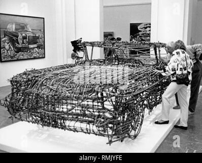 En la Haus der Kunst de Munich, un Cadillac hechas de ramas y el hilo se exhiben como parte de la exposición "como Automobil in der Kunst' ('el automóvil en el arte") con ocasión del centenario del primer automóvil. La escultura titulada 'Drive en: segundo largometraje" de Roger Welch mide 4,95 de largo y 1,65 de altura.