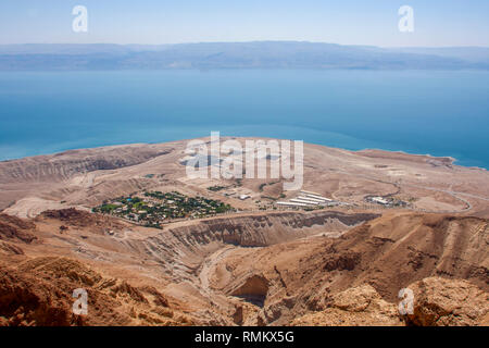 El Mar Muerto, Israel vista al este hacia el lago con vistas a kibbutz Ein Gedi Foto de stock