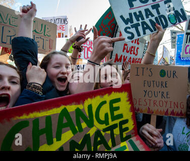 Londres, Reino Unido. 15 Feb, 2019. Los manifestantes posan con carteles de crédito: Oliver Monje/Alamy Live News Foto de stock