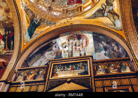 Enero 27, 2019 - Egipto, Sharm El-Sheikh. Iglesia Copta cristiana. Interior de la cúpula y altar