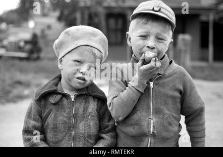Dos chicos, Retrato, Half-Length Sisseton, Dakota del Sur, EE.UU., John Vachon, Farm Security Administration, septiembre de 1939 Foto de stock