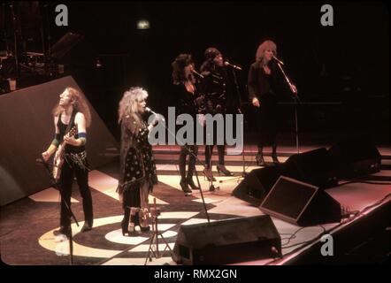 El cantante Stevie Nicks, mejor conocida por su trabajo con Fleetwood Mac, está demostrado actuar en el escenario durante un concierto 'live' apariencia. Foto de stock