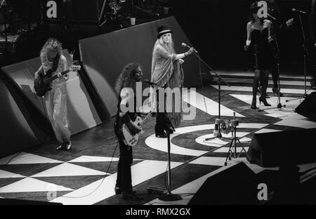 El cantante Stevie Nicks, mejor conocida por su trabajo con Fleetwood Mac, está demostrado actuar en el escenario durante un concierto 'live' apariencia con su banda en solitario. Foto de stock