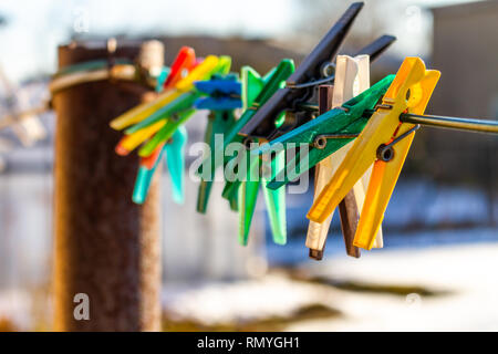Colorida ropa pins aislado en una línea en la primavera Foto de stock