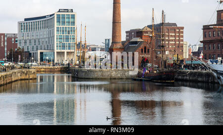 Liverpool, Inglaterra, Reino Unido - 4 de noviembre de 2015: barcos de vela tradicionales se atraca en Canning Dock en Liverpool's regenerados Docklands, con el Liverpoo Foto de stock
