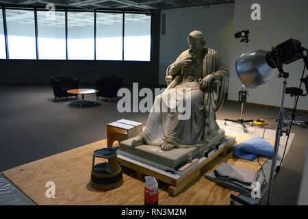 Conservación y restauración de la escultura 'Saul bajo la influencia del mal' en un salón en el Museo de Arte de Carolina del Norte en Raleigh.
