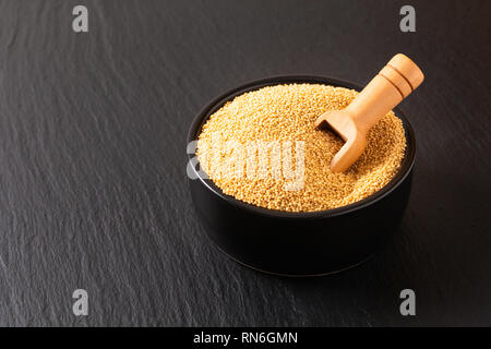 Concepto de comida saludable en negro de granos de amaranto orgánico cuenco de cerámica con espacio de copia Foto de stock