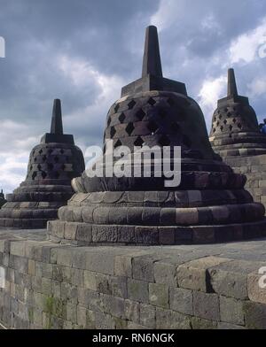 STUPAS DEL TEMPLO DE BOROBUDUR- santuario budista- S IX. Ubicación: YOGYAKARTA-Borobudur. Java. INDONESIA.