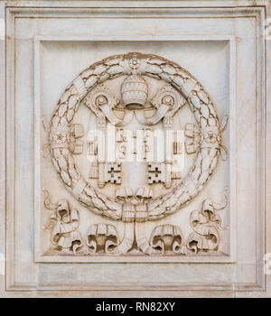 Emblema de la Reverenda Fábrica de San Pedro, en la plaza de la Basílica de San Pedro en Roma, Italia. Foto de stock