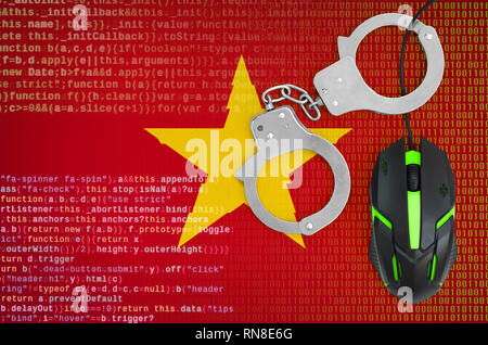 Bandera de Vietnam y esposados retroiluminado moderno ratón de ordenador. El concepto creativo de la lucha contra la delincuencia informática, hackers y piratería Foto de stock