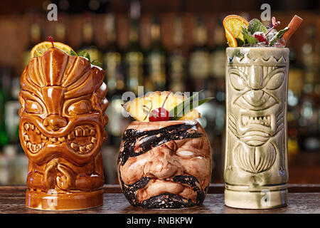 Conjunto de tres cócteles tropicales en tiki gafas - piña colada, Rum Runner y río punch. Imagen del menú Foto de stock