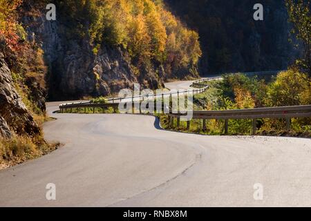 Betún negro nuevo asfalto en las montañas balcánicas regiones de la parte oriental de la República de Serbia, la Europa Central. Foto de stock