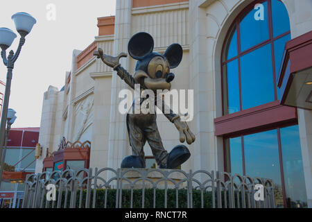 Francia, Paris - Febrero 28, 2016 - estatua de bronce de Mickey Mouse, quien nos saluda entrar al Parque Disneyland,
