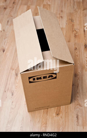 peine vertical punto Caja de cartón Ikea Fotografía de stock - Alamy