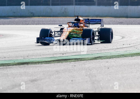 Barcelona, España. 18 Feb, 2019. Carlos Sainz de McLaren visto en acción durante la sesión de la tarde del primer día de días de pruebas de F1 en Montmelo circuito. Crédito: Sopa de imágenes limitado/Alamy Live News