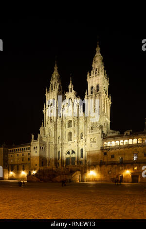Con vistas a la Catedral de Santiago de Compostela en la noche. La Catedral de Saint James peregrinación. Plaza del Obradoiro, Galicia, España Foto de stock