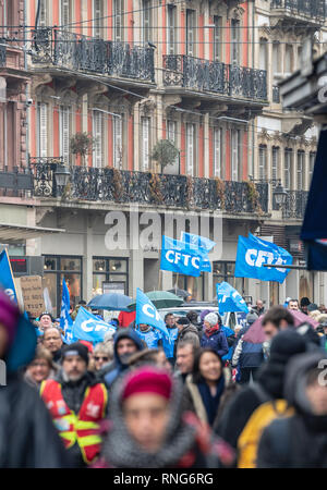 Estrasburgo, Francia - Mar 22, 2018: CGT Confederación General del Trabajo de los trabajadores con placard en manifestación de protesta contra el gobierno francés Macron cadena de reformas -gran multitud en la calle perturbando el transporte público